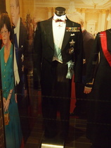 Suurlähettiläs Klaus Castrénin frakki kunniamerkkeineen