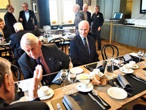 Vaihdetaan kuulumisia veljien kesken.