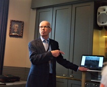 Alustuksen kuvat ovat harvinaisesta yksityiskuvakokoelmasta.