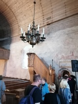 Vanhan kivikirkon kattorakenne muistuttaa tynnyriholvia.