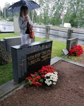 Hautausmaakierros päättyi Olympiavoittaja Lydia Wideman-Lehtosen haudalle.