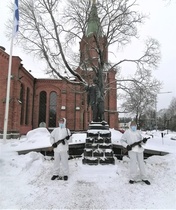 Sankarihaudan kunniavartion varustuksena  oli lumipuku ja Suomi-konepistoolit. 