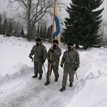 Suomenlippu vartijoineen poistuu haudalta