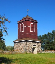 Kirkon kellotapulin puinen yläosa on rakennettu vuonna 1813 vanhojen piirustusten mukaan.