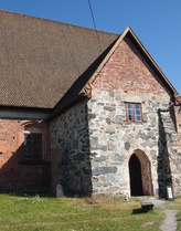 Ovi kirkkoon on melko vaatimaton.