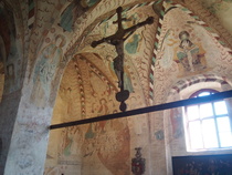 Krusifiksi kirkon alttarin yläpuolella.