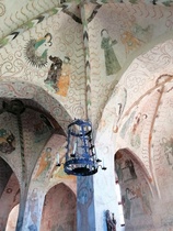 Kirkon holveissa on runsaasti 