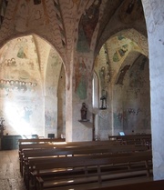 kalkkimaalauksia yhteensä noin 180. Puuveistoksia on eri puolilla kirkkoa noin 60.