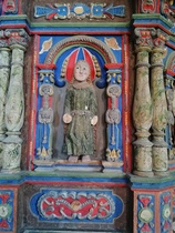 runsaasti koristeltu puuveistoksin ja -leikkauksin.