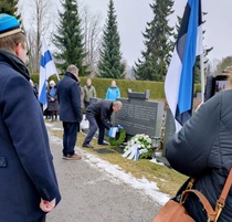 Suomen-poikien perinneyhdistys ry:n seppeleen laskivat puheenjohtaja Risto Haimila ja sihteeri Antti Moisio. 