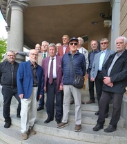 Aina joku poistui portailta kuvaamaan luokkatovereitaan omaan kameraansa= puhelimeensa.