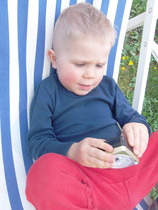 Viktor Siltamäessä lepotuolissa tutkimassa herätyskelloa keväällä 2016