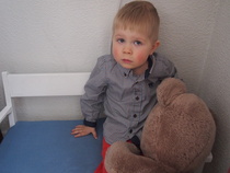 Kolmivuotissyntymäpäivillä 20.4. 2016 kotisohvallaan nallekarhun kanssa