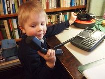 Viktor lankapuhelimen kimpussa Tohlopissa