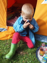 Viktor telttaretkellä Siltamäessä.