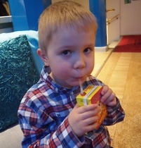 Viktor juo "pillimehua" Balderin salissa