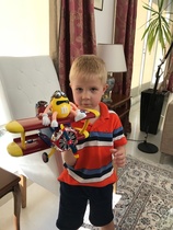 Isän ottama kuva Viktorista ja tuliaisena tuodusta lentokoneesta kesällä 2018.