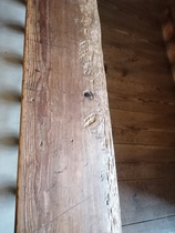 Vapaussodan-veljesodan aikana 1918 kirkkoa käytettiin tallina. Hevosten hampaanjälkiä on näkyvissä alttarikaiteessa.