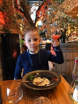 Viktor syömässä ravintolassa Tallinnan matkalla 6-8.1.2023