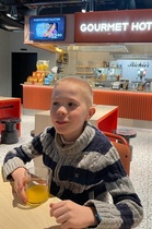 Viktor lähdössä 12.3.2023 Leville laskettelemaan vanhempiensa kanssa. 