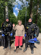 Eeva-Leena ja sammakkomiehet "poseeraavat" Tohlopin rannalla vähän ennen juhannusta.