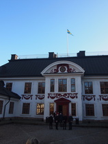 75-vuotisjuhla aloitettiin hartaushetkellä linnan kappelissa. Juhlaväki on siirtymässä kappeliin.