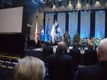 Suomen kielekkeisen valtiolipun kantoivat juhlaan nuoret sotilaat. 