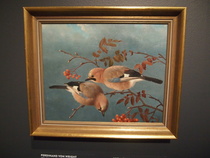 Tässä maalauksessa on närhiä ja