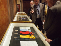 Vitriinit ovat täynnä korkeita kotimaisia ja ulkomaisia kunniamerkkejä.