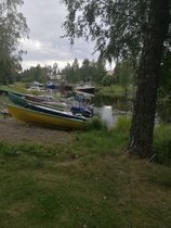 Jämsänjoessa heidän talonsa läheisyydessä on usean veneen ja laivan satamapaikka.