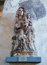 Pyhä Anna; Anna itse kolmantena istuu pehmustetulla tuolilla, sylissään Maria, jonka sylissä puolestaan istuu alaston Kristus-lapsi.