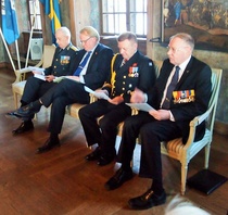 Kuvassa ovat juhlan kunniavieraat juhlapuhuja ja tervehdysten esittäjät: vasemmalta Ruotsin puolustusvoimien ylipäällikkö Sverker Göransson, puolustusministeri Peter Hultqvist, Suomen merivoimien komentaja, kontra-amiraali Kari Takanen ja juhlapuhuja, professori Stefan Forss. 