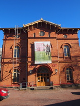 Vantaan kaupunginmuseo sijaitsee vanhassa vuodelta 1862 peräisin olevassa Tikkurilan asemarakennuksessa. Museossa on taiteilija, keräilijä Risto Vilhusen näyttely avoinna aina kesän loppupuolelle 16.8. asti. Kannattaa käydä katsomassa, varsinkin kun sisäänpääsymaksua ei ole.