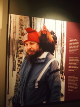 Risto Vilhunen alias Leonardo da Vilhu museossa olevassa kuvassa kukko olallaan.