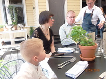 Viinuri odottelee tilaustamme.