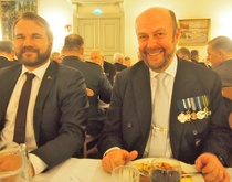 Tässä ovat illallispöytämme vastapäiset naapurimme.  