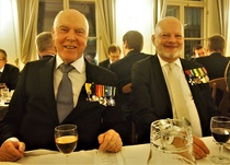 Tässä me sitten istumme "juhlatuulella".