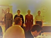 Tämä naiskvartetti "Mannerheimin Tryckin siskokset" tervehtivät meitä illallisen lomassa lauluillaan.