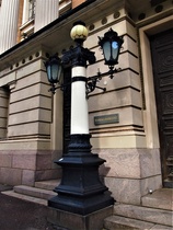 Yksi julkisivun valopylväistä