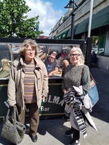 Eeva-Leena ja Maija-Liisa sekä herra X olutravintolan ulkoterassilla Haminan torin kupeessa 