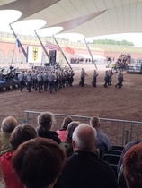 Saksan maavoimien vuoristosoittokunta alppitorvineen 