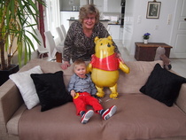 Viktorin 3-vuotispäiväkutsujen yllätysvieras Nalle Puh pääsi samaan kuvaan mummin ja Viktorin kanssa.