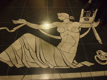 Svenska teaternin eteisen lattiassa oleva naiskuvio