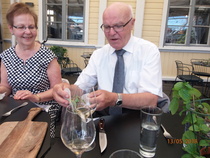 Tässä ollaan jo väliruoassa, joka on "lätkäisty" voipaperille - ei siis lautaselle. Lihaa oli siinäkin!