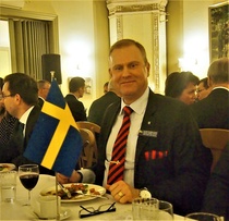 ja samalla puolella hyvin lähellä ruotsalainen vieraamme, majuri Jonas Stålhandske, jota me ratsuväen miehet: Henrik Degerman ja minä tervehdimme ilolla.