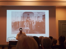 Näimme myös vanhoja kuvia koulusta eri vuosikymmeniltä.Taustalla helisi kannel.