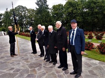 ja kukin muistelee, kuinka monta kertaa on Marskin haudalla käynyt.