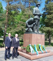 Kaksi reserviupseeri- ja väestönsuojelutyössä ansioitunutta veljeä Kaatuneitten upseerien patsaalla. Patsaan on veistänyt Kalervo Kallio.