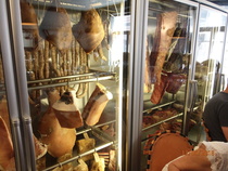 Ravintolassa on - kuinkas muuten - tällainen valtaisa lihakaappi.