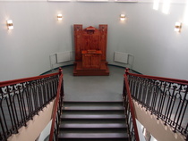 Koulun vanha kateederi on tallella.